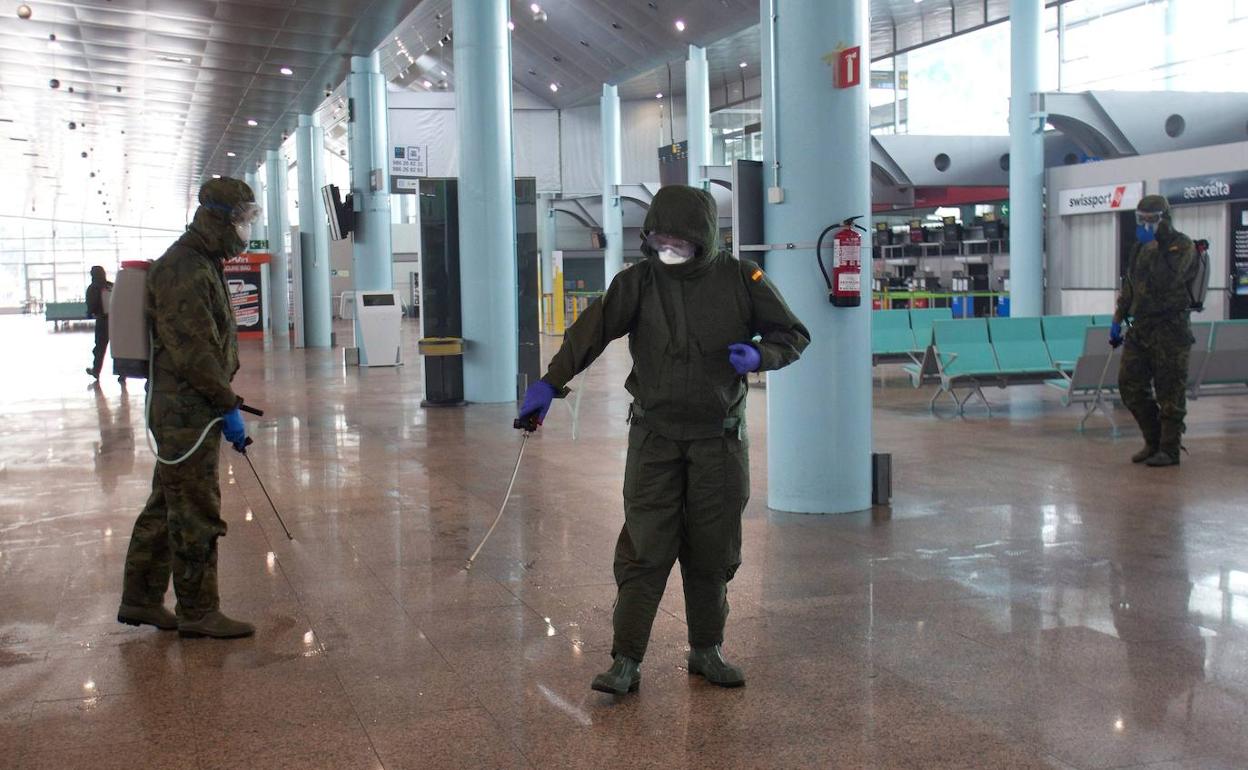 Desifección de unas instalaciones aeroportuarias.