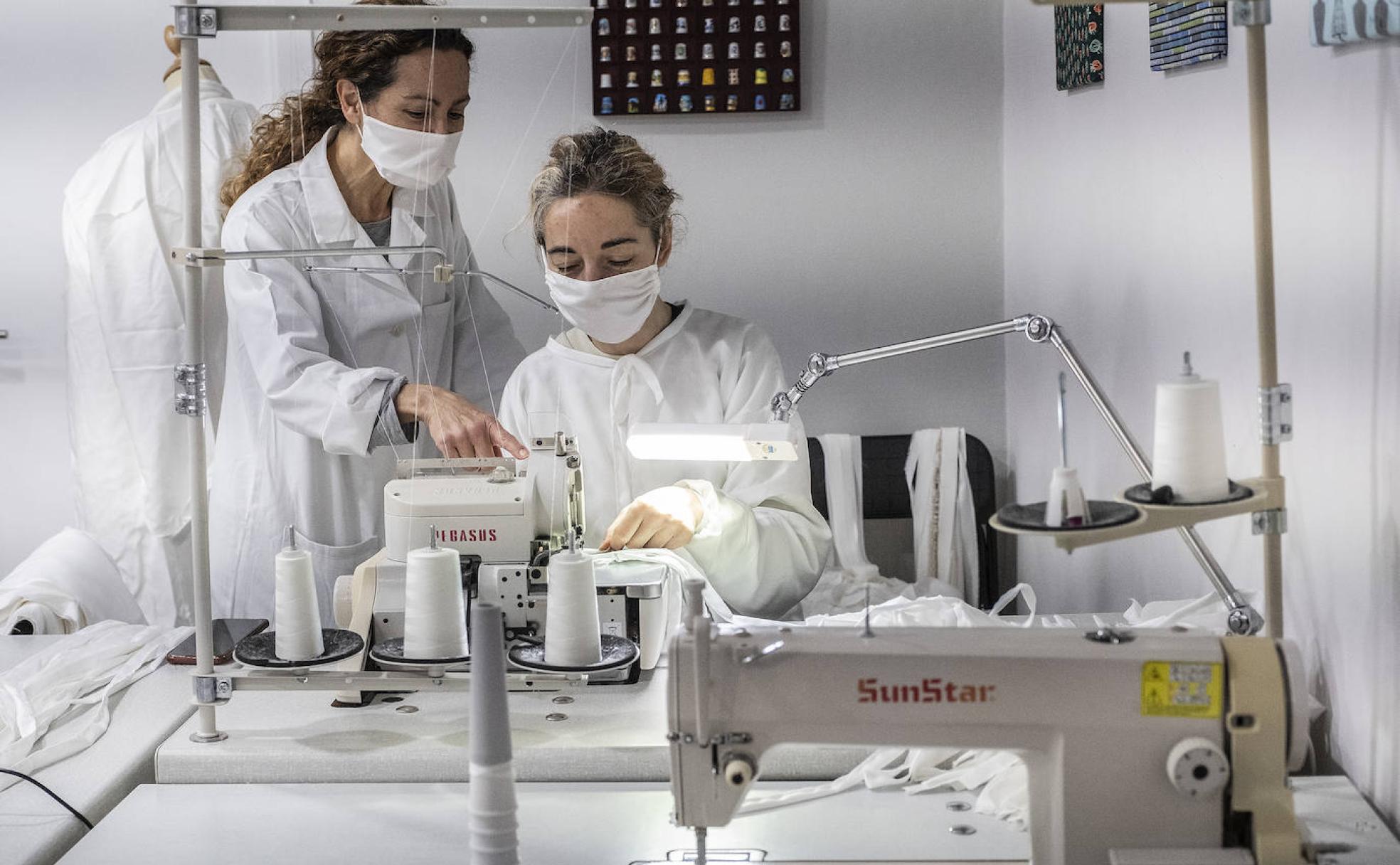 Nuria Rodríguez y Raquel Revuelta trabajando en el taller.