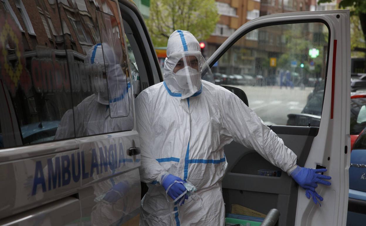 Técnicos de ambulancia trasladan a un paciente. 