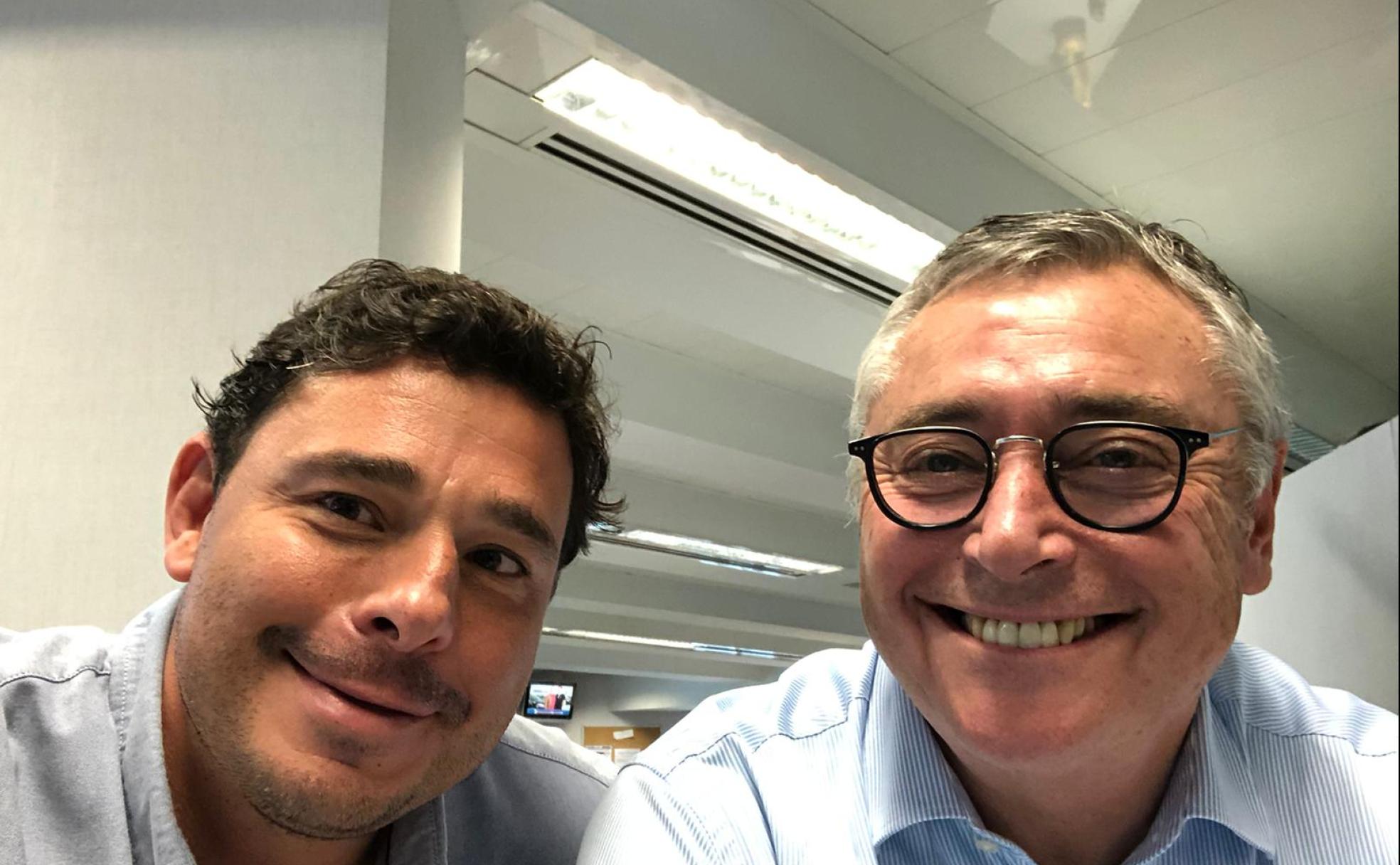 Diego Zarzosa y Michael Robinson brindan cerveza en mano en uno de tantos momentos de confidencias. 