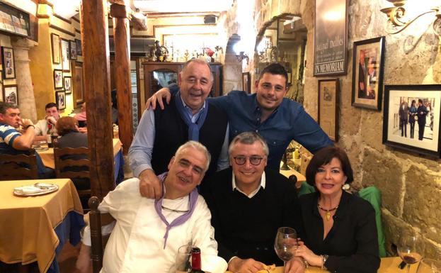 Diego con Michael en compañía de sus padres Maritere y Rufo y Paco Martínez, en el restaurante La Criolla.
