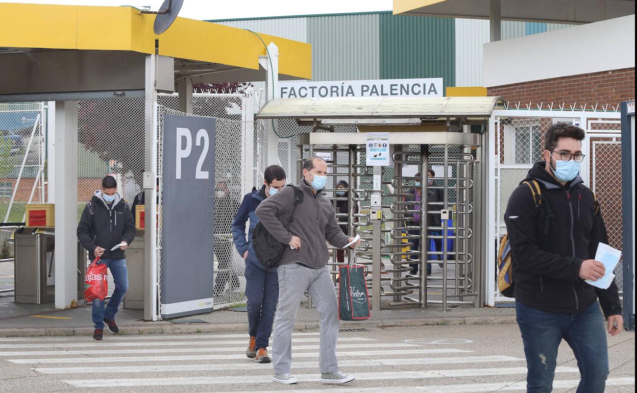 Varios trabajadores salen ayer de la factoría tras las jormadas de formación. 