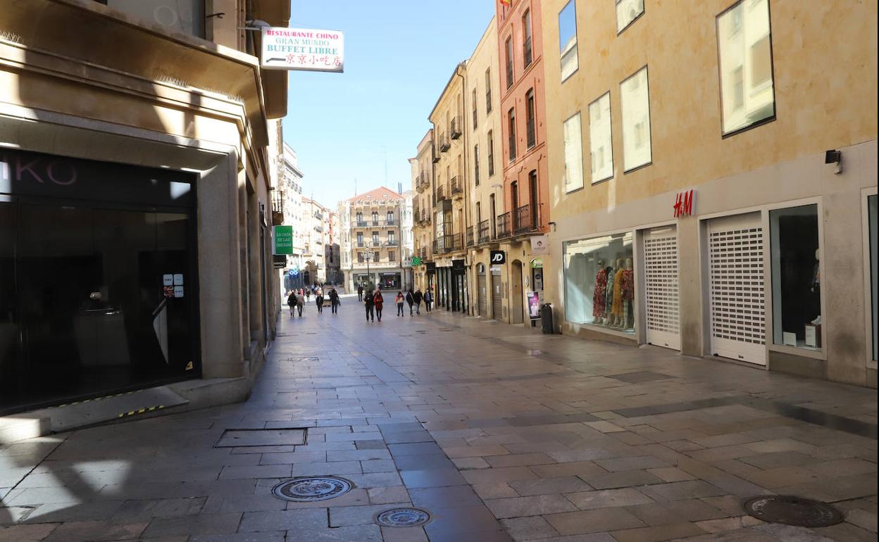 Locales comerciales cerrados en la calle Toro de Salamanca.