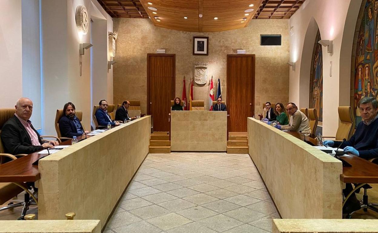 Salón de plenos del Ayuntamiento, durante la reunión de ayer.