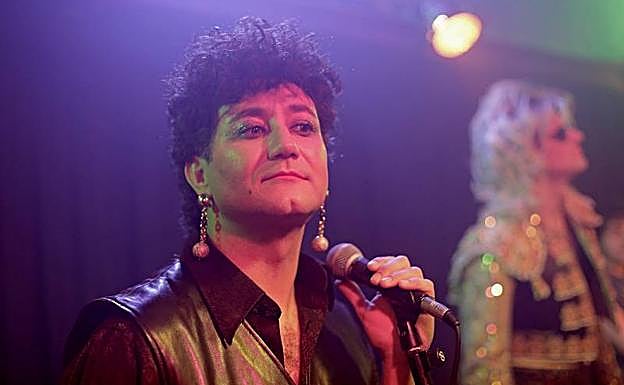 Carlos Santos como Pedro Almodóvar. 