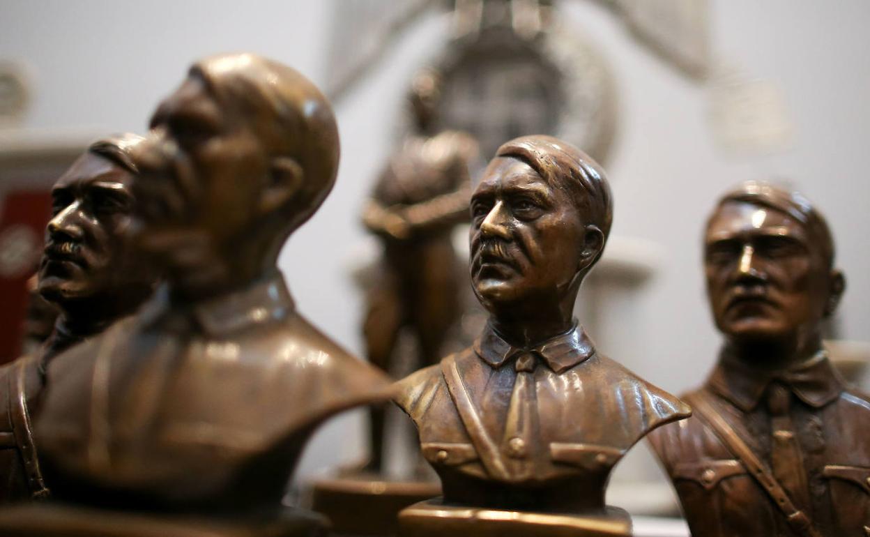 Bustos en miniatura de Hitler.