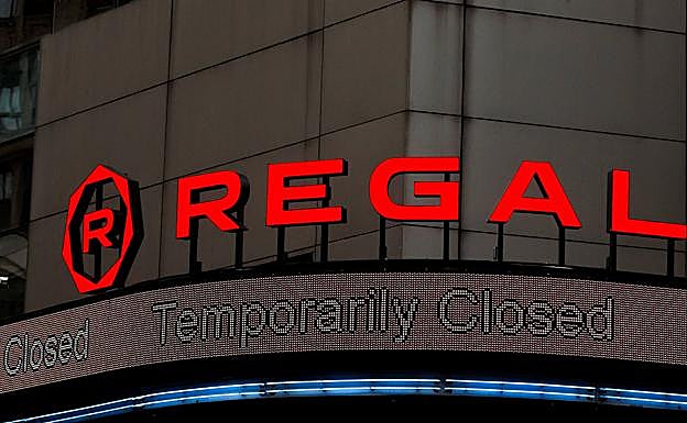 Un cine de la cadena Regal en Nueva York cerrado por la pandemia.