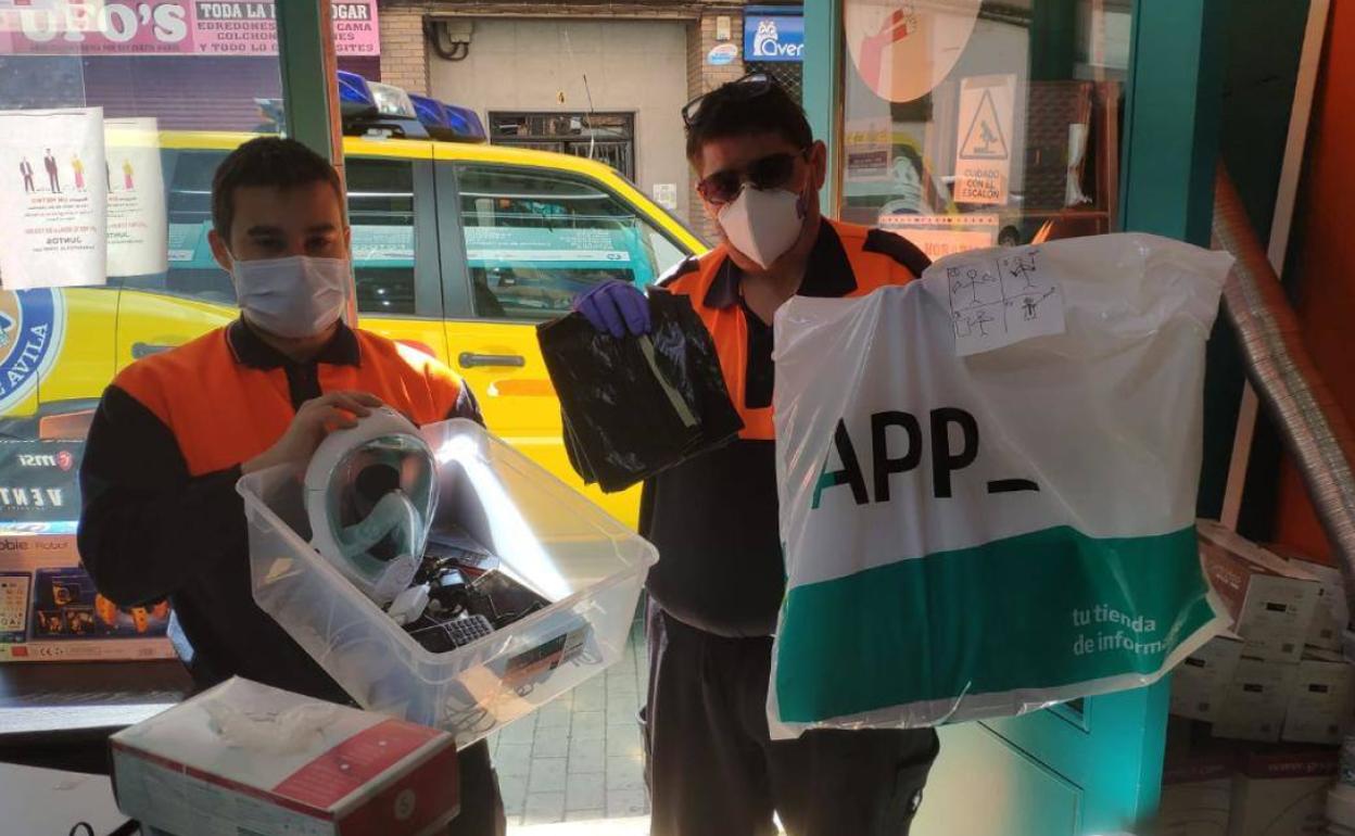 El Ayuntamiento y el comercio de Ávila, el pasado mes, entregan más de 300 equipos de protección individual (EPIs) a los profesionales sanitarios de la ciudad.