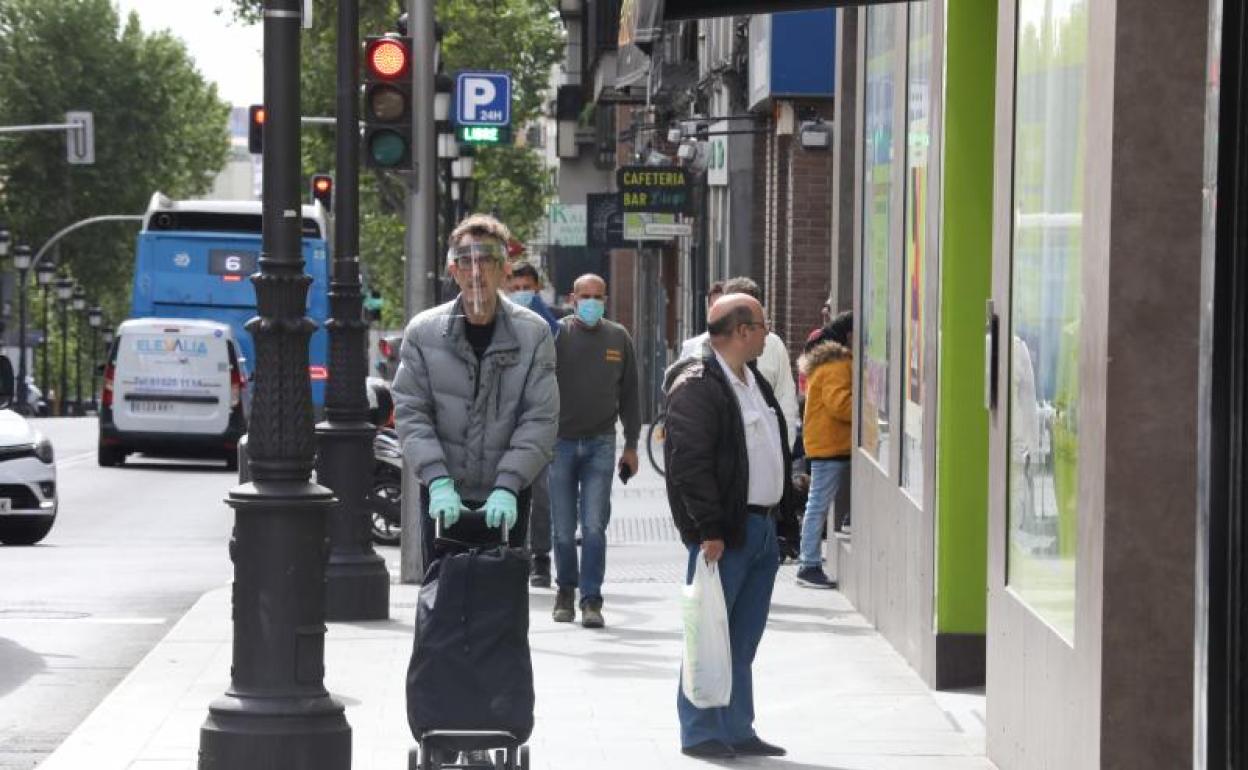 Un hombre protegido camina en Madrid 