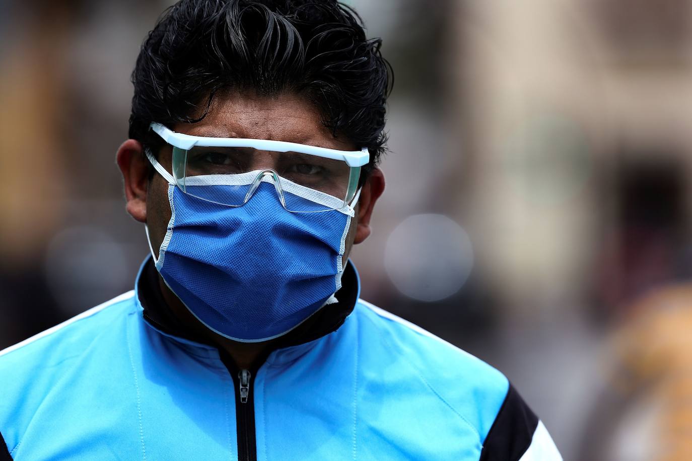 Una persona, con la mascarilla puesta. 