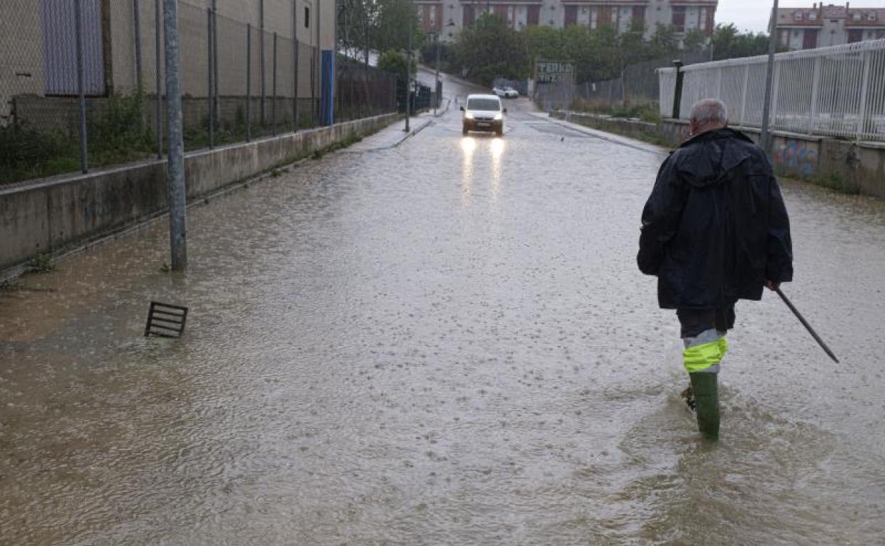 Inundaciones en la avenida de Salamanca el pasado domingo, el día más lluvioso de abril.