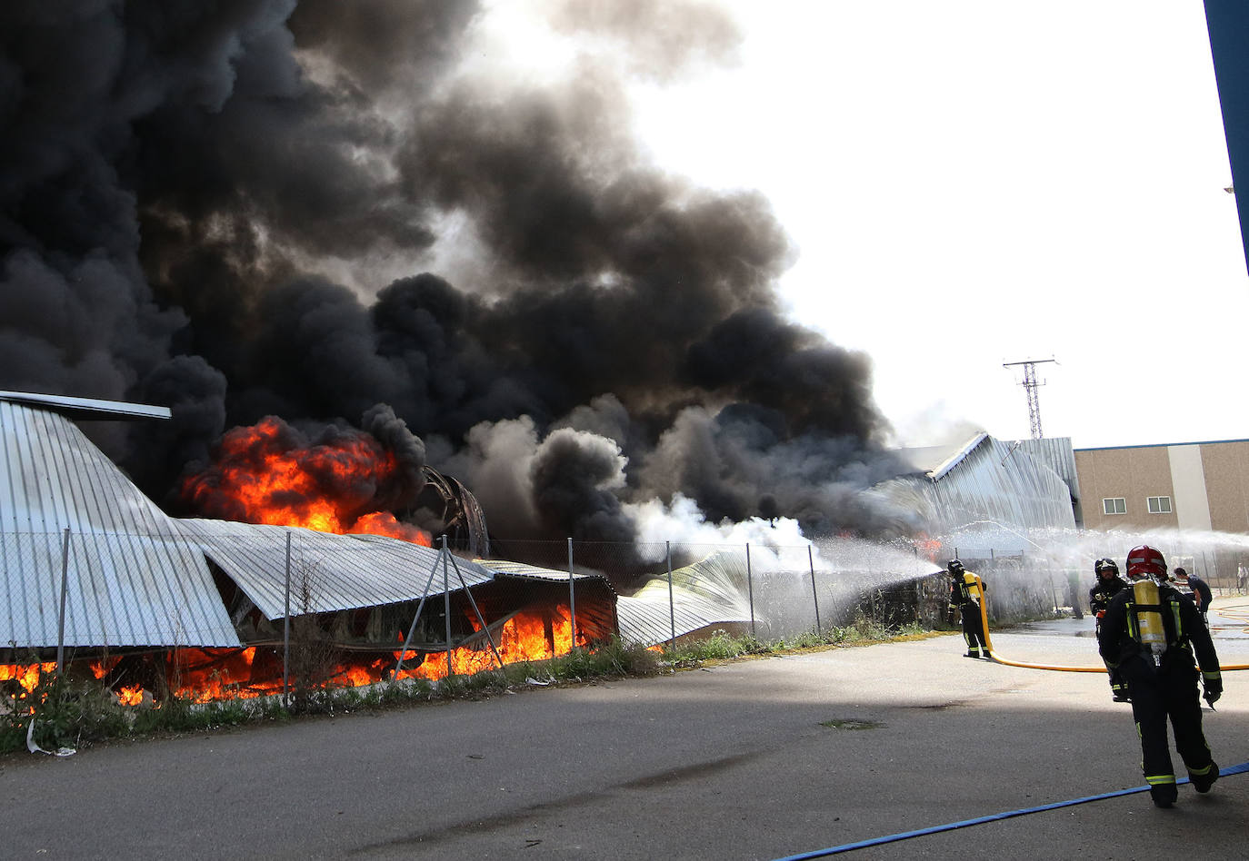 Aparatoso incendio en Valverde del Majano.