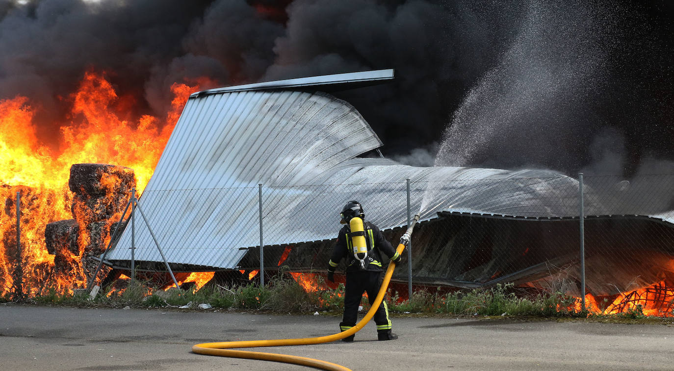Aparatoso incendio en Valverde del Majano.