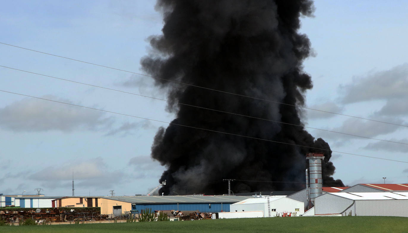 Aparatoso incendio en Valverde del Majano.