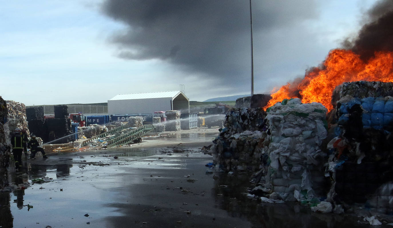Aparatoso incendio en Valverde del Majano.