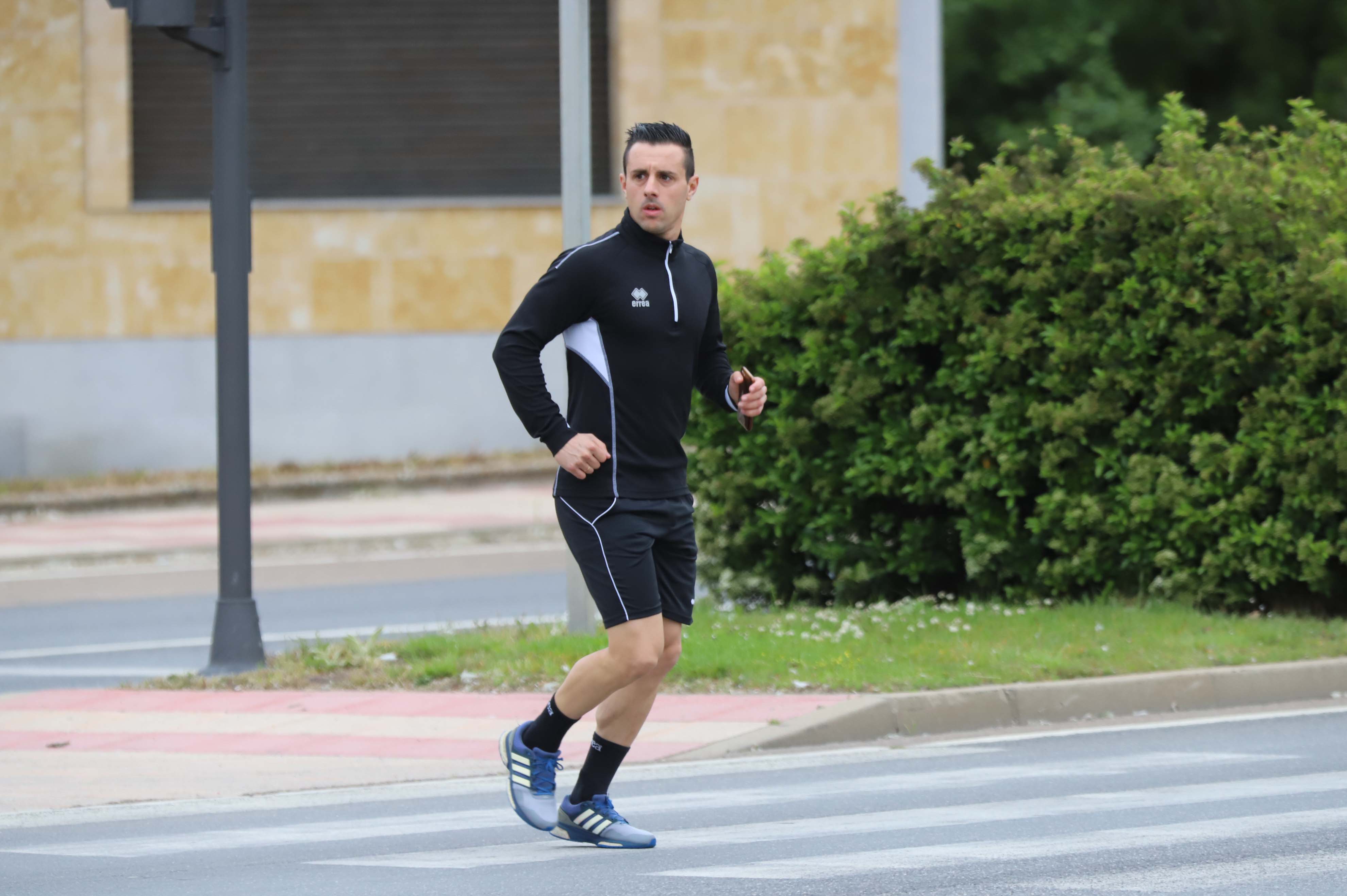Fotos: Los salmantinos salen a la calle a pasear y hacer deporte por primera vez desde la instauración del estado de alarma