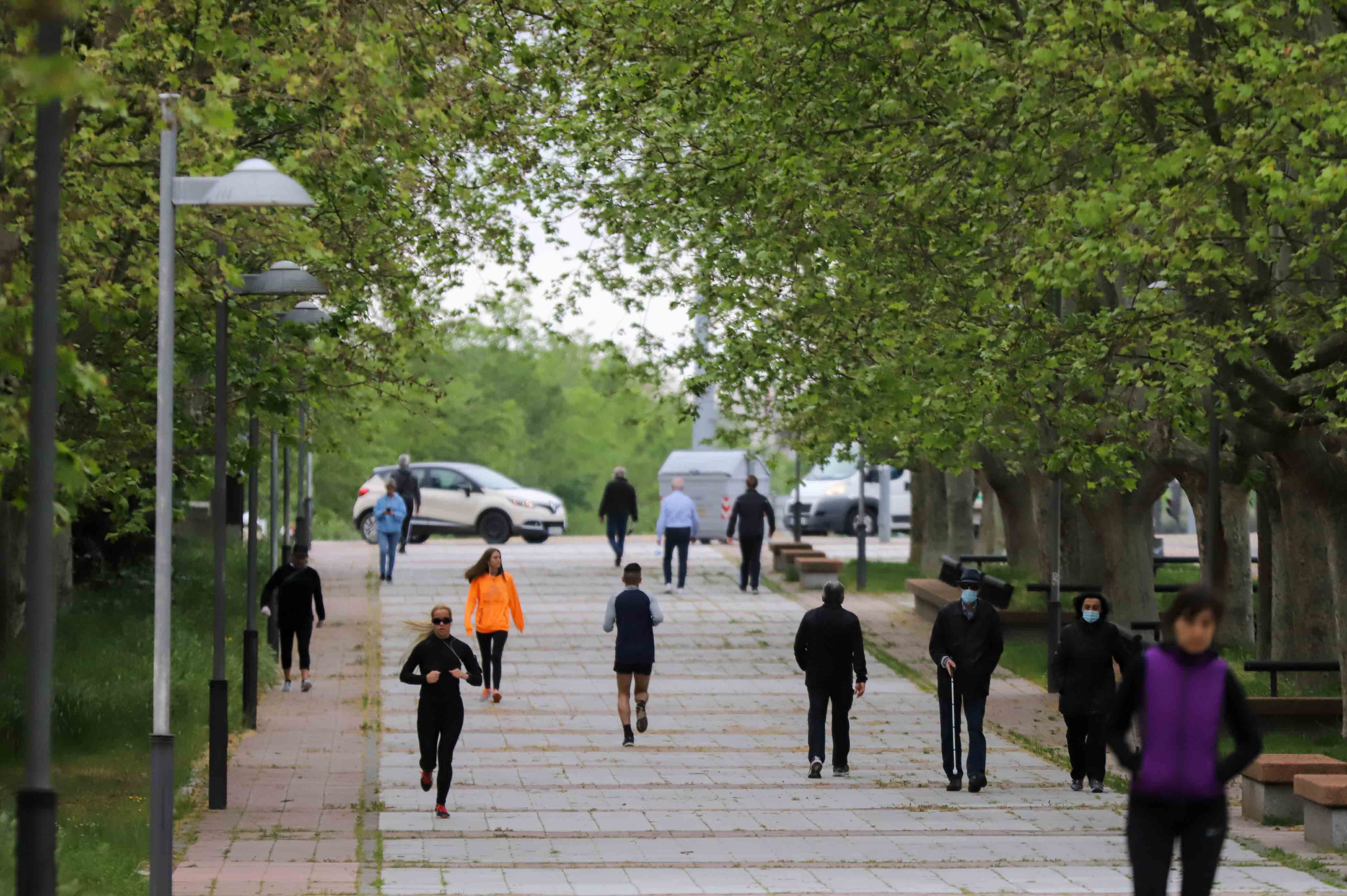 Fotos: Los salmantinos salen a la calle a pasear y hacer deporte por primera vez desde la instauración del estado de alarma