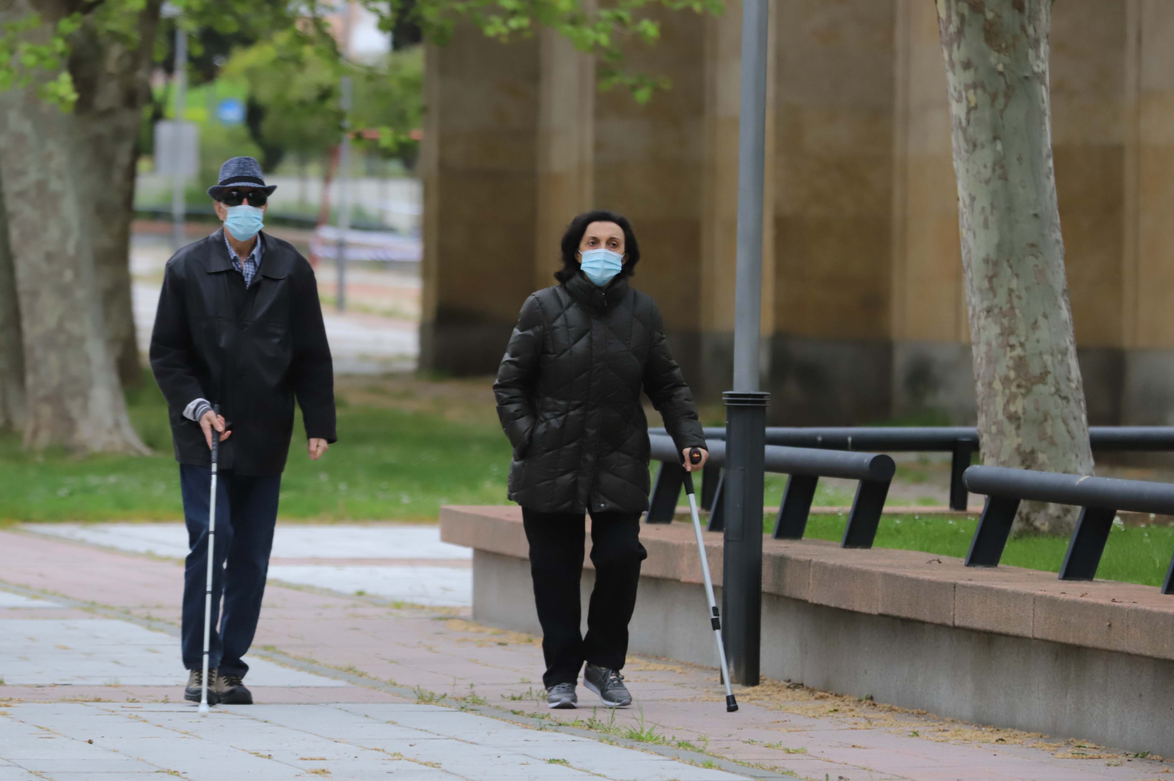 Fotos: Los salmantinos salen a la calle a pasear y hacer deporte por primera vez desde la instauración del estado de alarma