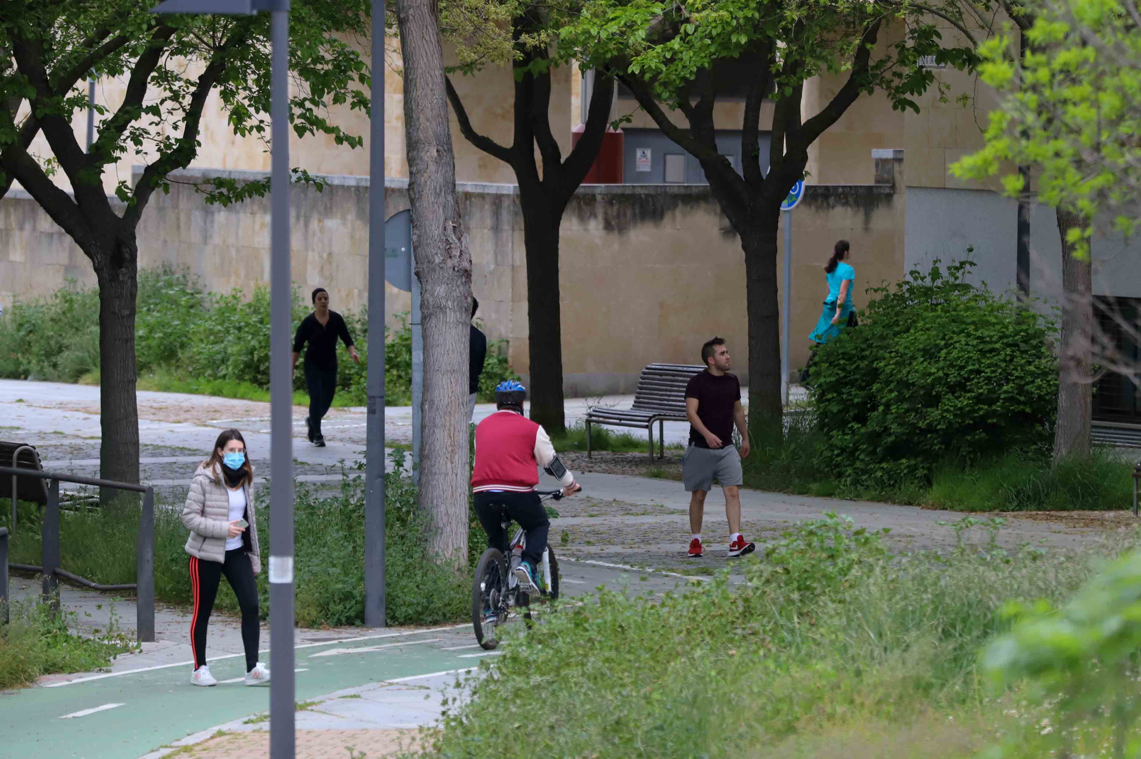 Fotos: Los salmantinos salen a la calle a pasear y hacer deporte por primera vez desde la instauración del estado de alarma