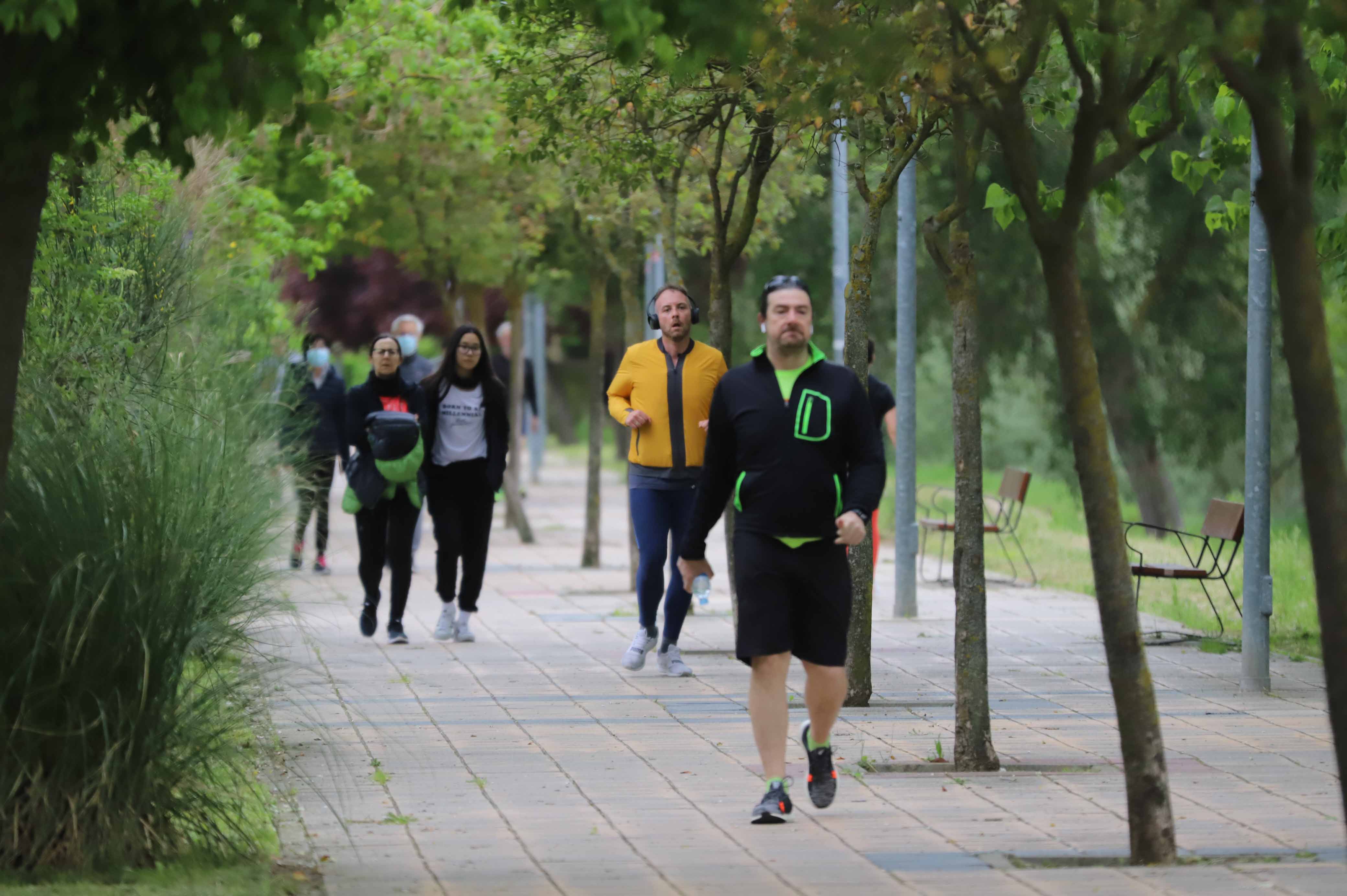 Fotos: Los salmantinos salen a la calle a pasear y hacer deporte por primera vez desde la instauración del estado de alarma