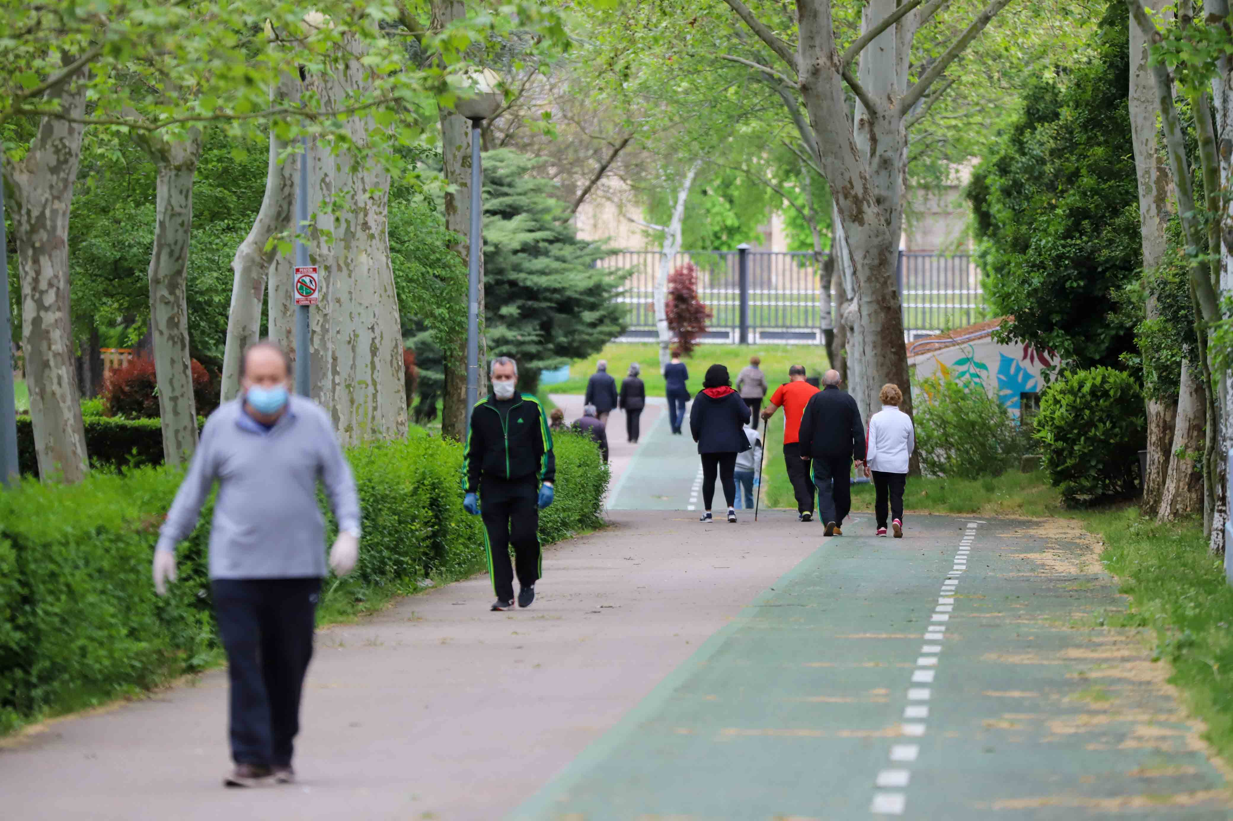 Fotos: Los salmantinos salen a la calle a pasear y hacer deporte por primera vez desde la instauración del estado de alarma