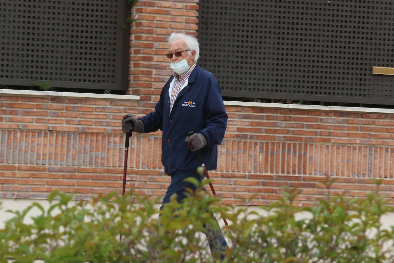 Las personas mayores salen a pasear en Valladolid en el primer día de desescalada. 