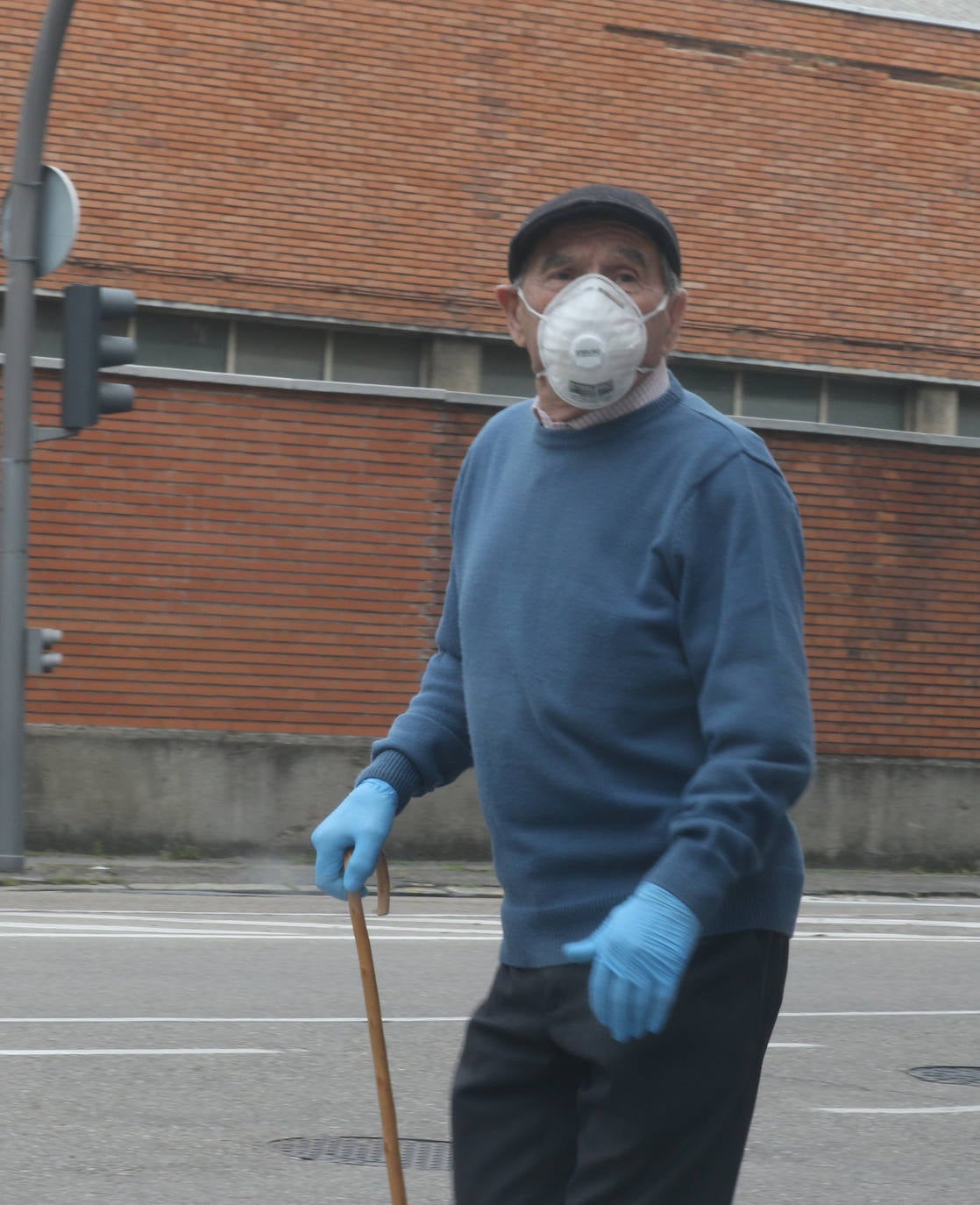 Las personas mayores salen a pasear en Valladolid en el primer día de desescalada. 