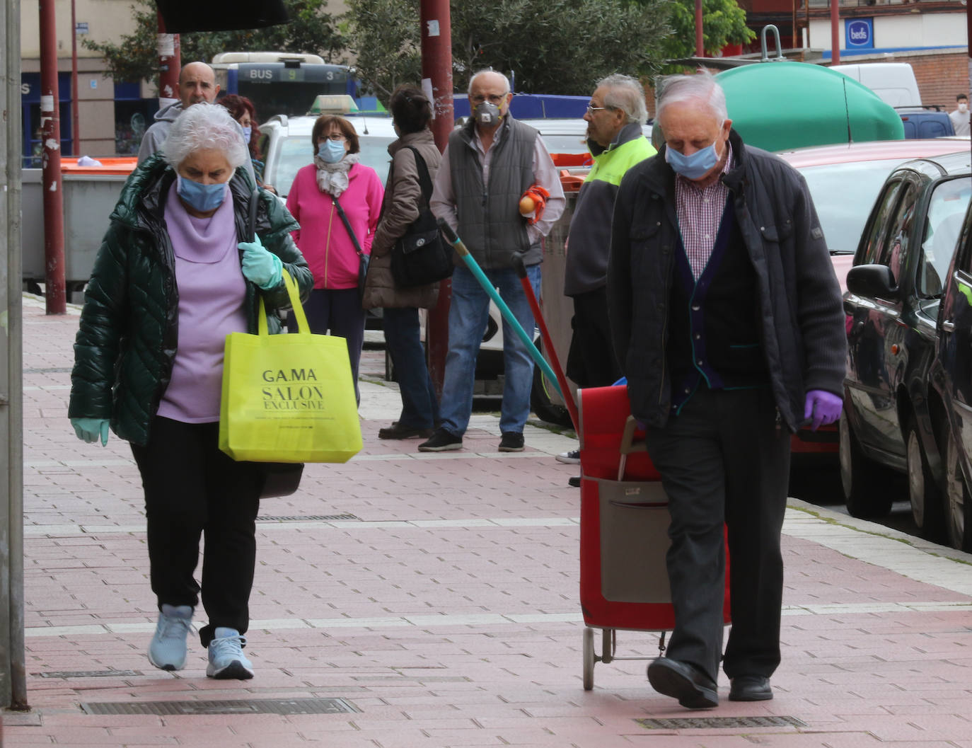 Las personas mayores salen a pasear en Valladolid en el primer día de desescalada. 