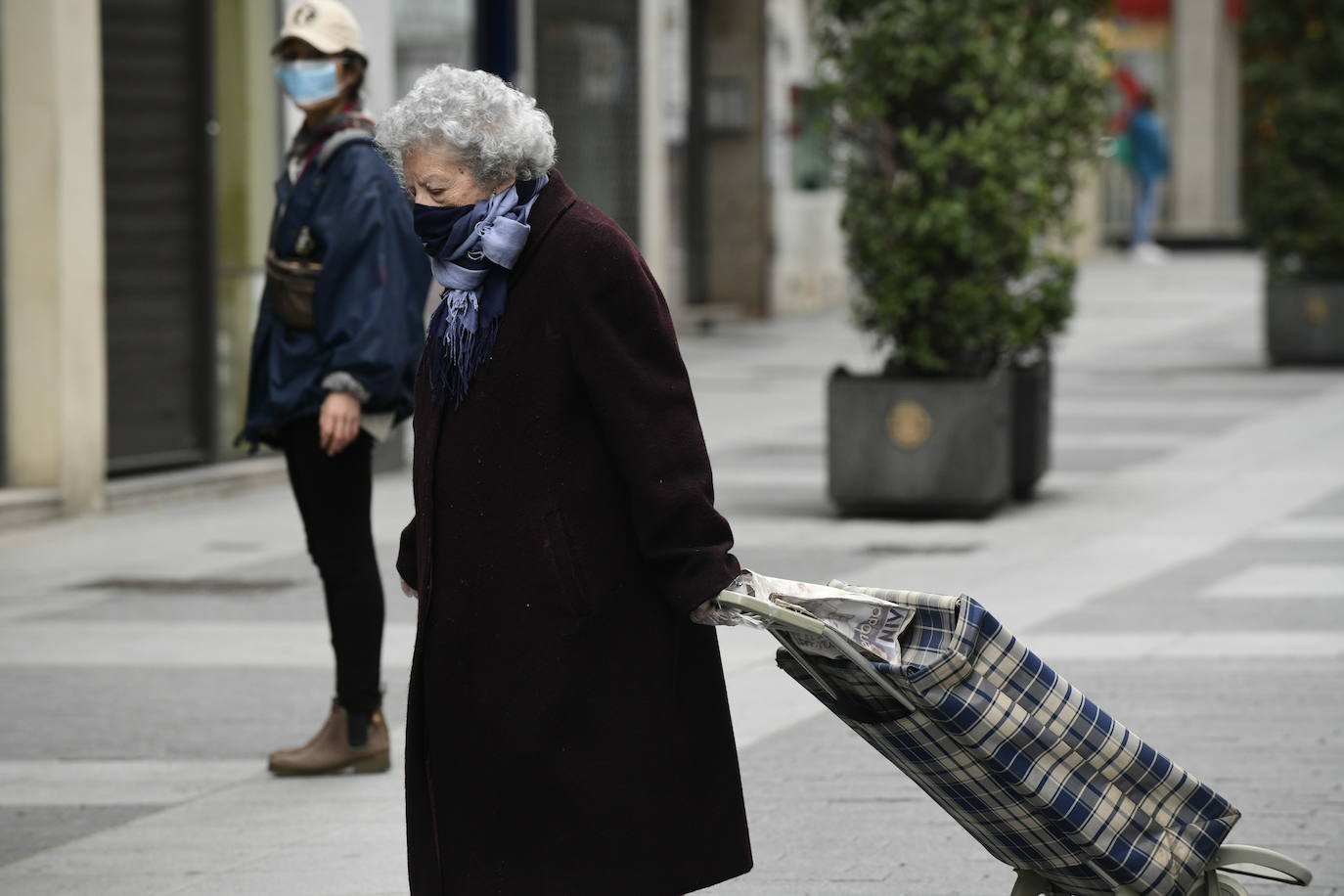 Las personas mayores salen a pasear en Valladolid en el primer día de desescalada. 