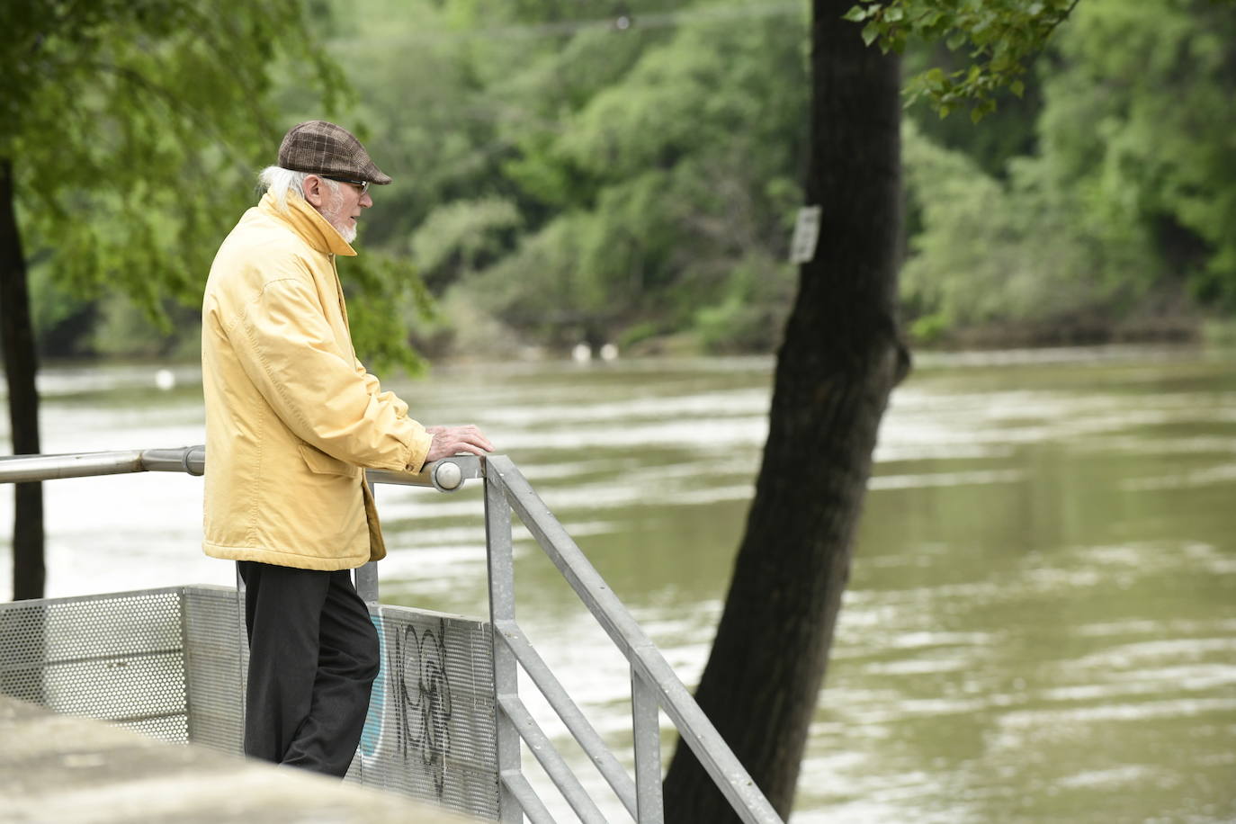 Las personas mayores salen a pasear en Valladolid en el primer día de desescalada. 