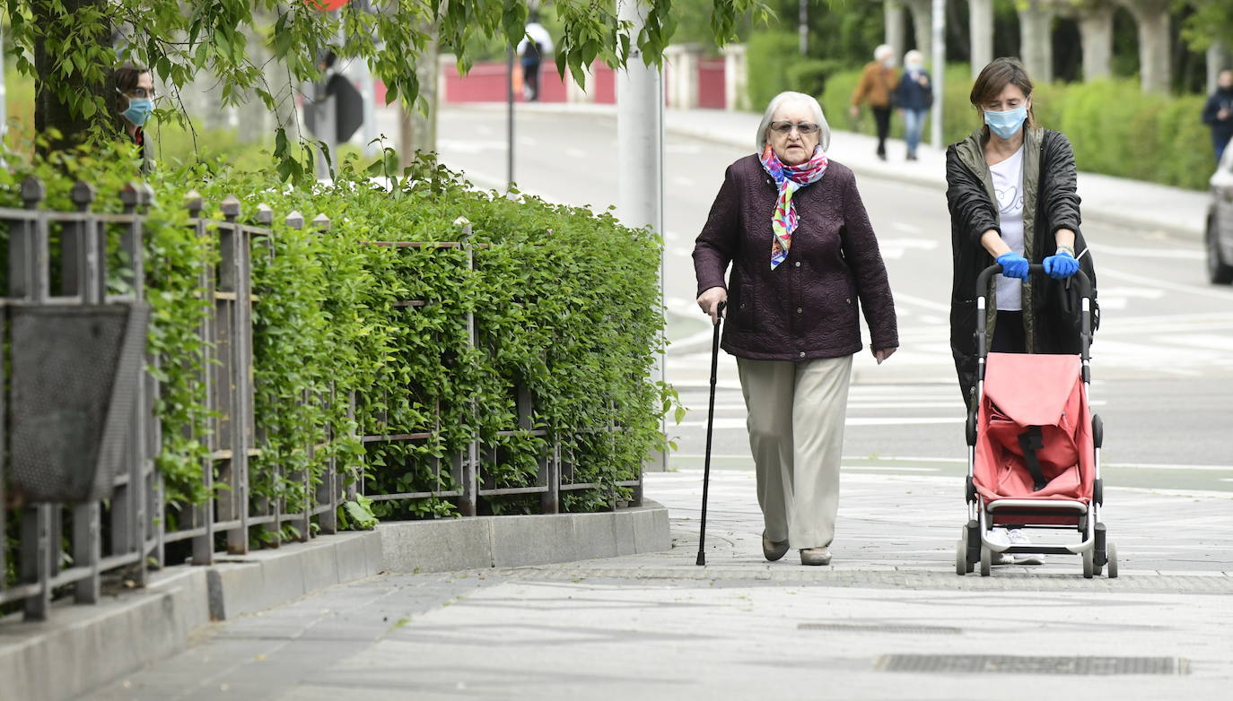 Las personas mayores salen a pasear en Valladolid en el primer día de desescalada. 