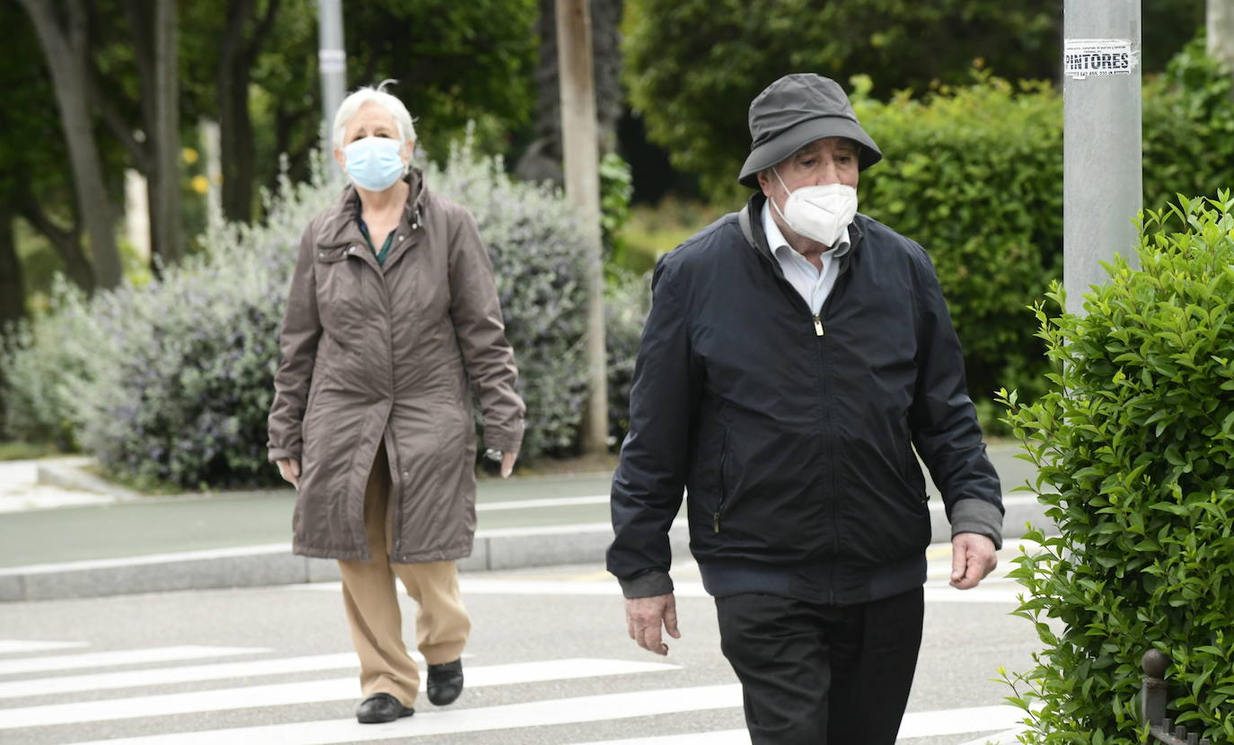 Las personas mayores salen a pasear en Valladolid en el primer día de desescalada. 