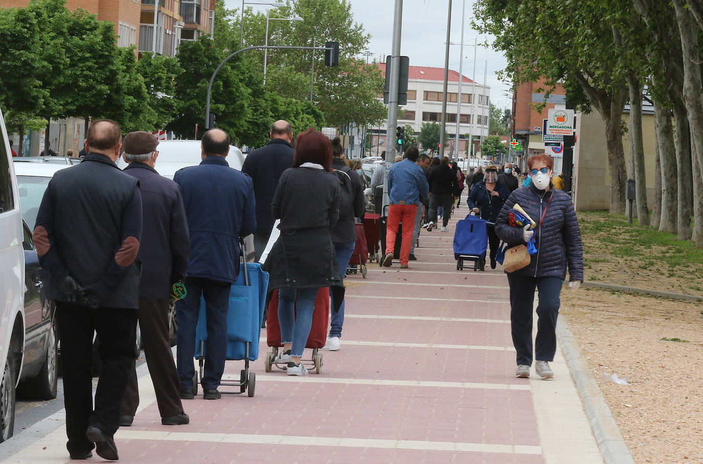 Fotos: Colas para hacer la compra en los supermercados de Valladolid