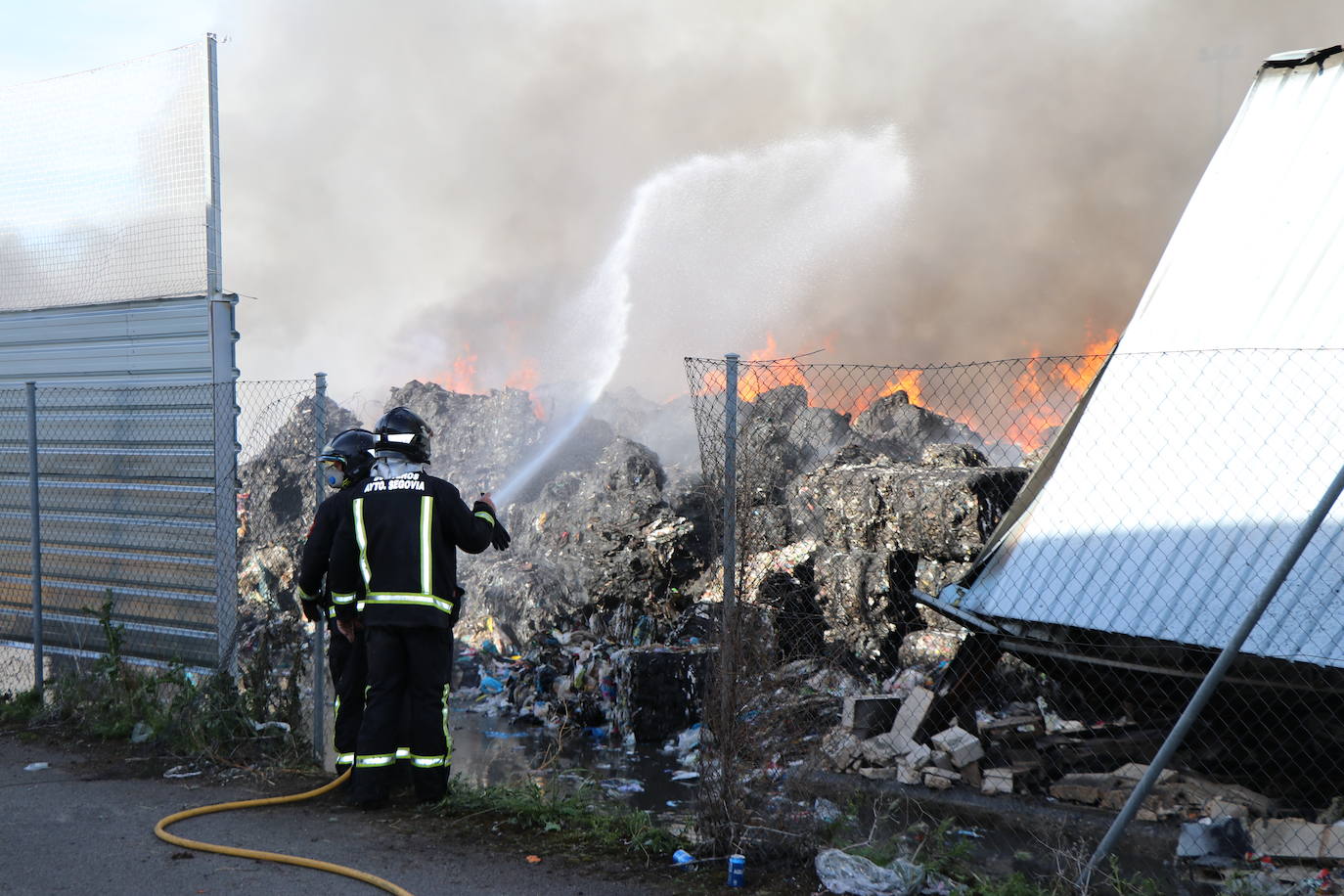 Labores de extinción en la nave, completamente destrozada por el incendio.