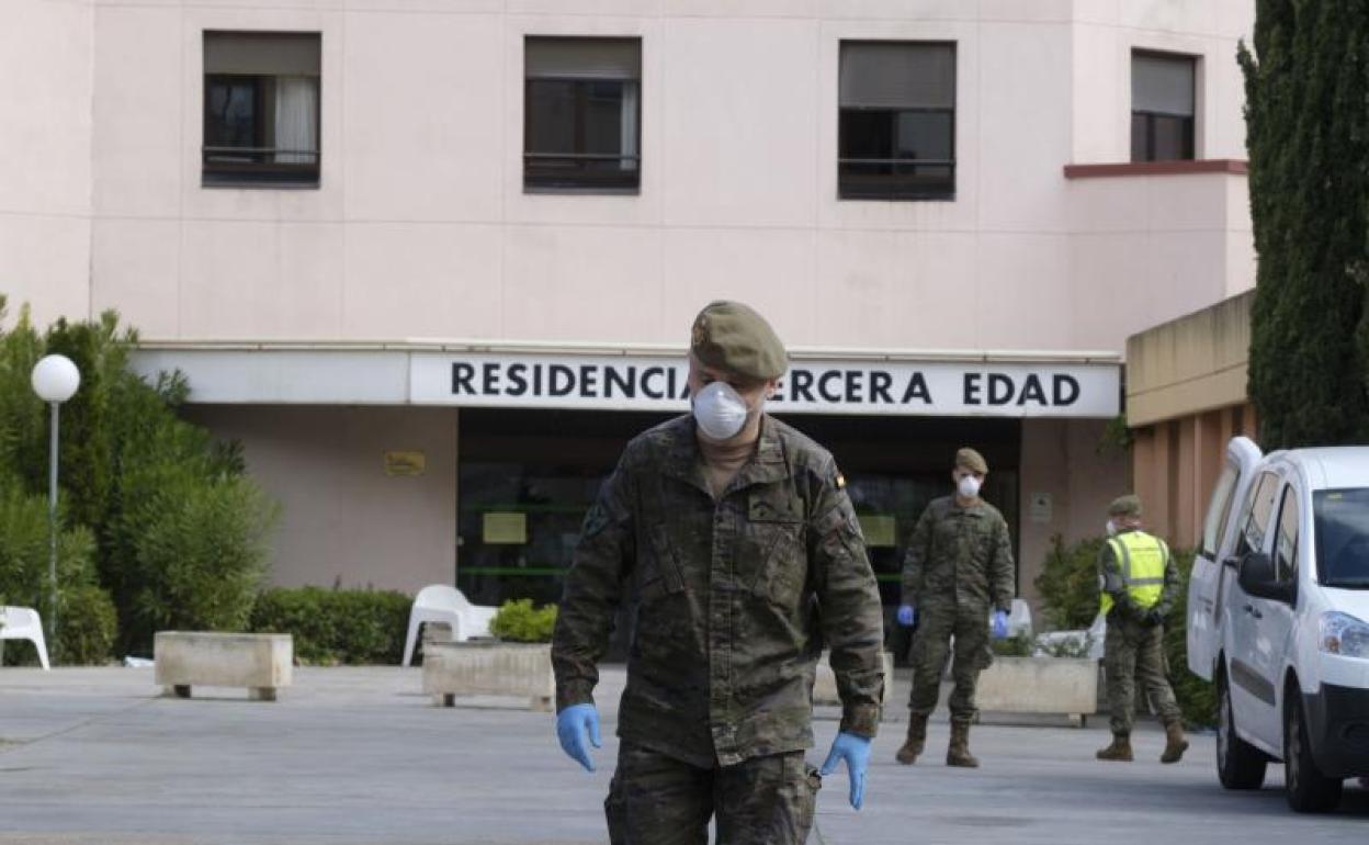 Los militares auxilian a la residencia que la Junta de Castilla y León gestiona en el barrio vallisoletano de Parquesol. 