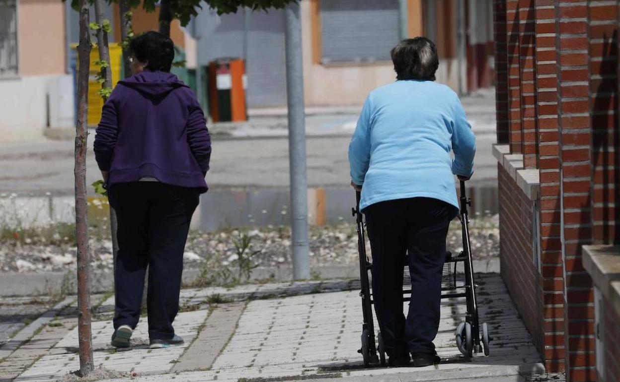 Dos mujeres pasean por Peñafiel.