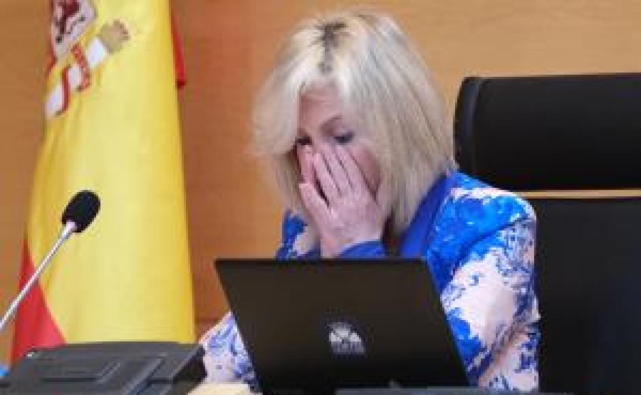La consejera de Sanidad de la Junta de Castilla y León, Verónica Casado,no puede contener las lágrimas al recordar a los sanitarios de la comunidad fallecidos. 