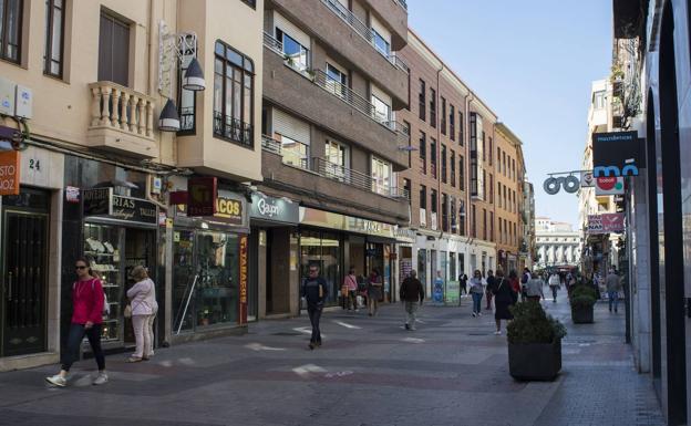 Calle Mantería, una de las vías comerciales de Valladolid. 