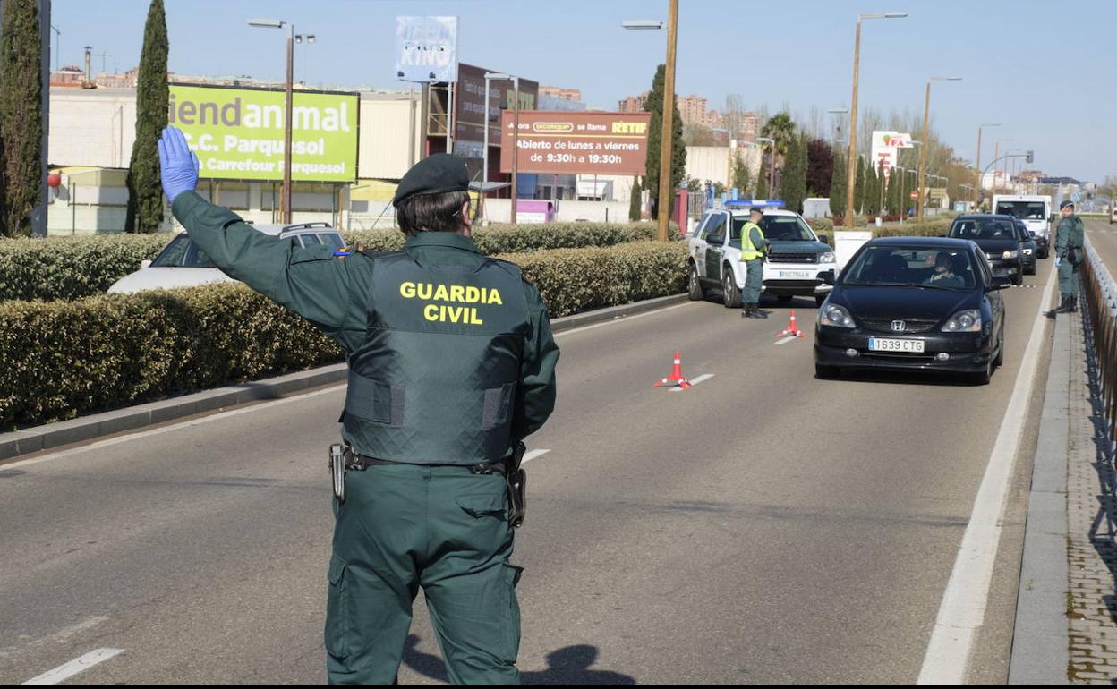 Varios agentes de la Guardia Civil controlan el tráfico a las afueras de Valladolid durante el confinamiento con motivo de la covid-19.