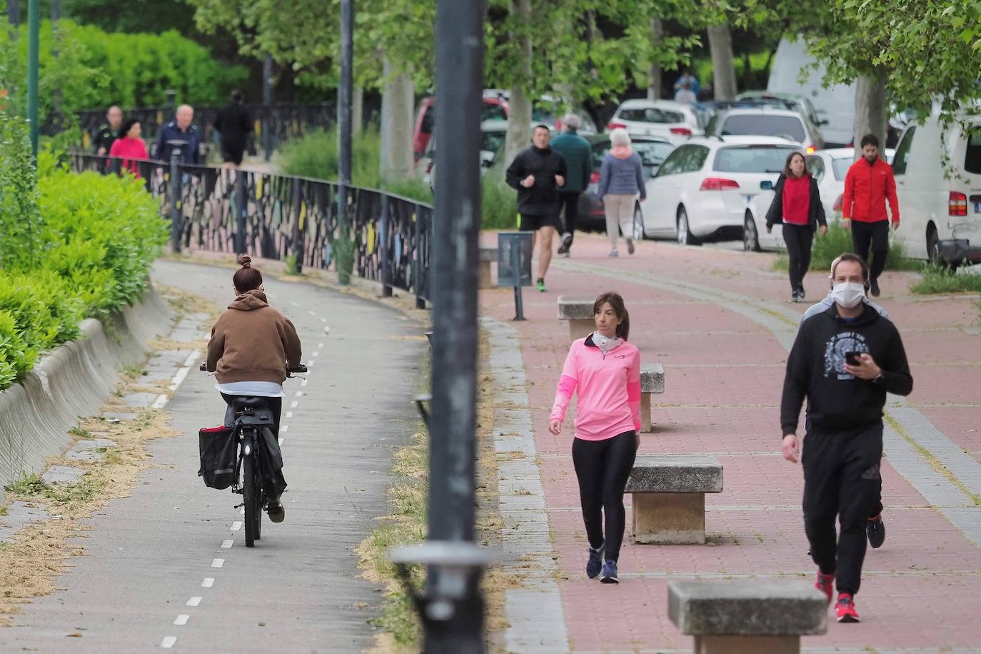 Gente en bicileta y corriendo por las calles de Valladolid.