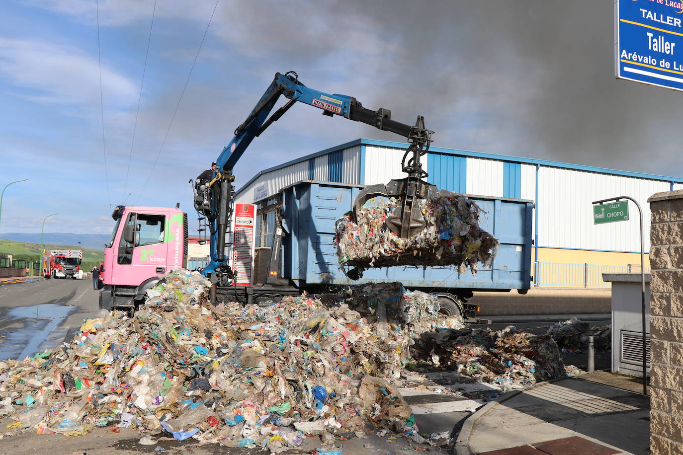 Recogida de balas de plástico en las inmediaciones de la empresa afectada por el incendio.