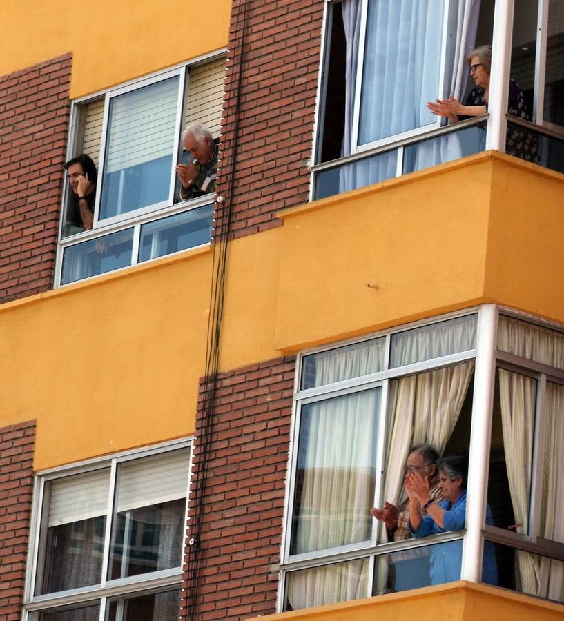 Los sanitarios atienden al sujeto, que ha permanecido más de cuatro horas en su terraza del barrio de Delicias empuñando las armas y efectuando disparos al aire