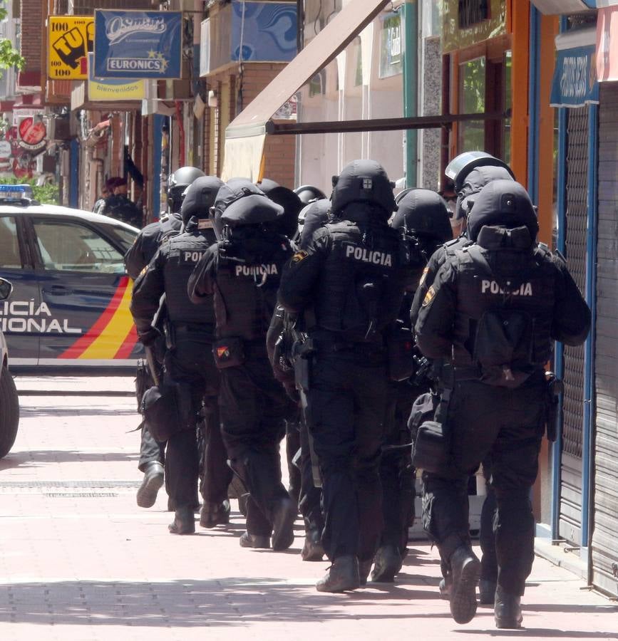 Los sanitarios atienden al sujeto, que ha permanecido más de cuatro horas en su terraza del barrio de Delicias empuñando las armas y efectuando disparos al aire