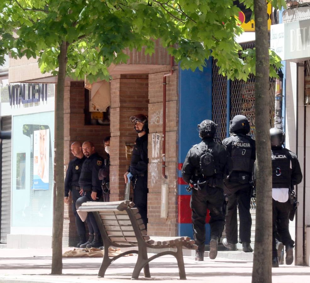 Los sanitarios atienden al sujeto, que ha permanecido más de cuatro horas en su terraza del barrio de Delicias empuñando las armas y efectuando disparos al aire