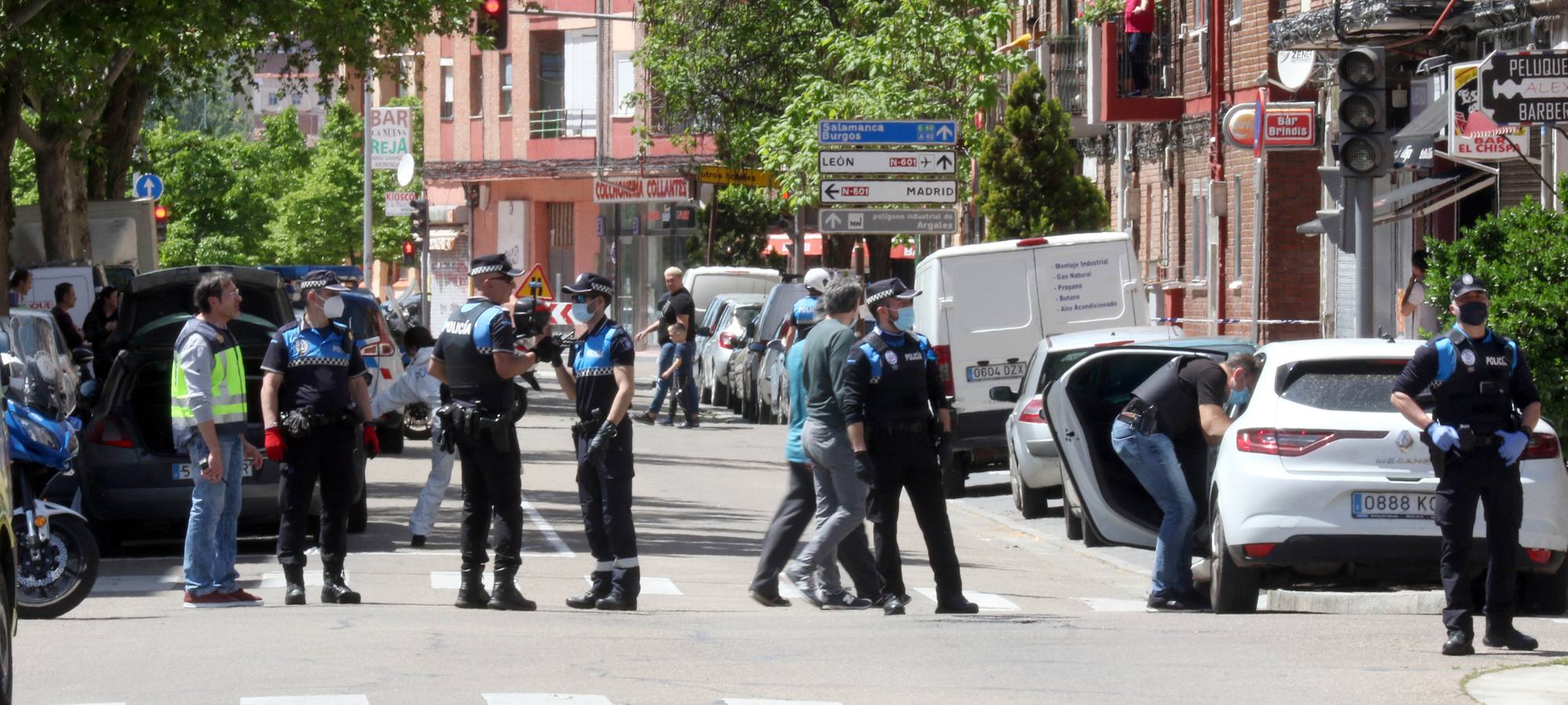 Los sanitarios atienden al sujeto, que ha permanecido más de cuatro horas en su terraza del barrio de Delicias empuñando las armas y efectuando disparos al aire