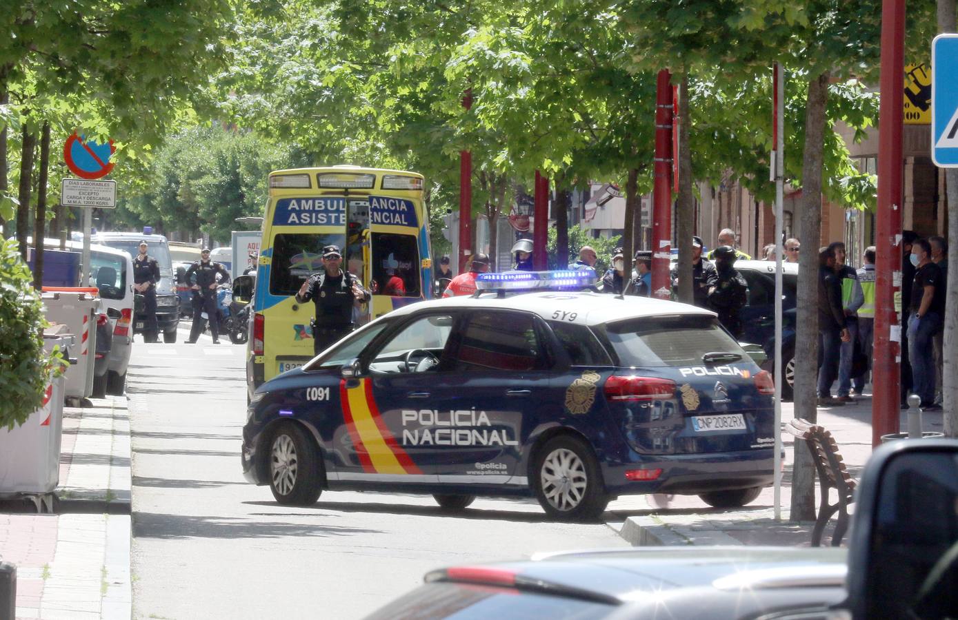 Los sanitarios atienden al sujeto, que ha permanecido más de cuatro horas en su terraza del barrio de Delicias empuñando las armas y efectuando disparos al aire