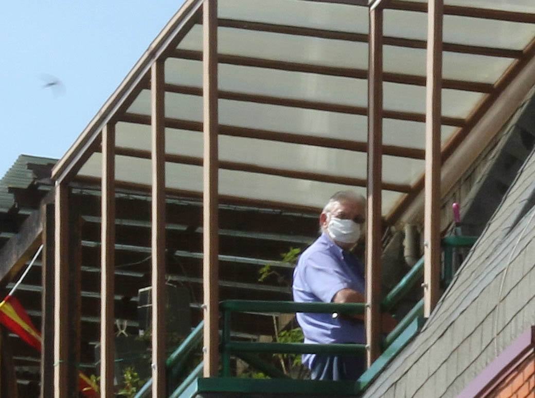 Los sanitarios atienden al sujeto, que ha permanecido más de cuatro horas en su terraza del barrio de Delicias empuñando las armas y efectuando disparos al aire