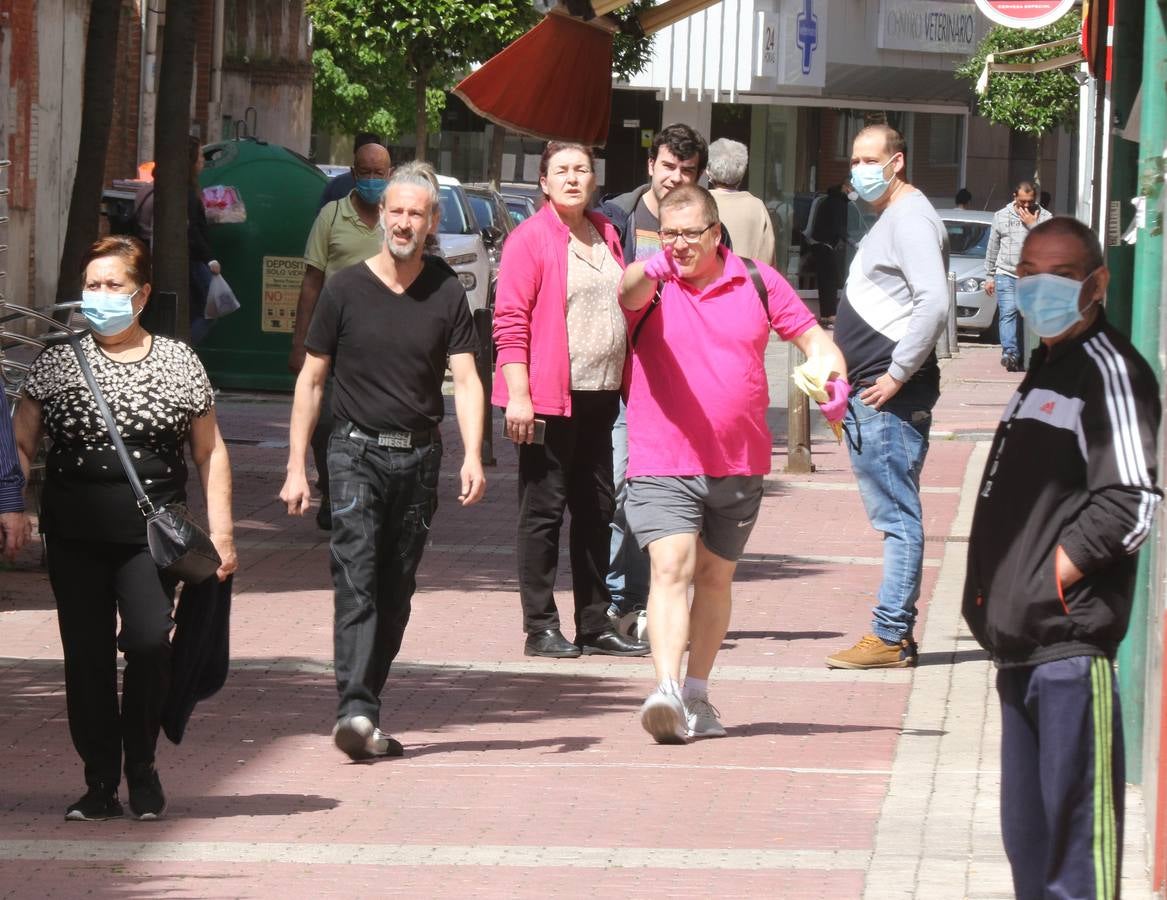 Los sanitarios atienden al sujeto, que ha permanecido más de cuatro horas en su terraza del barrio de Delicias empuñando las armas y efectuando disparos al aire