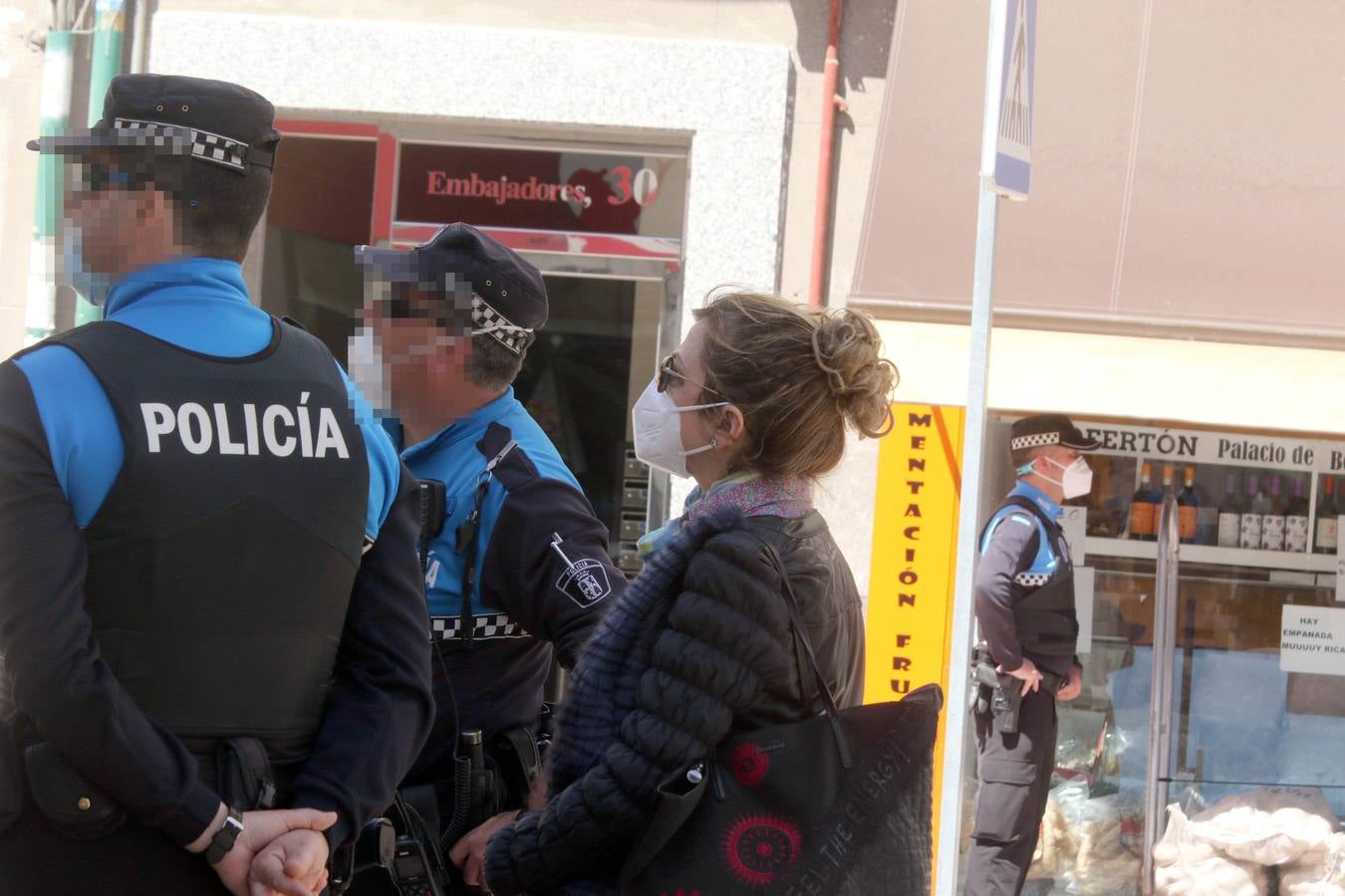 Los sanitarios atienden al sujeto, que ha permanecido más de cuatro horas en su terraza del barrio de Delicias empuñando las armas y efectuando disparos al aire