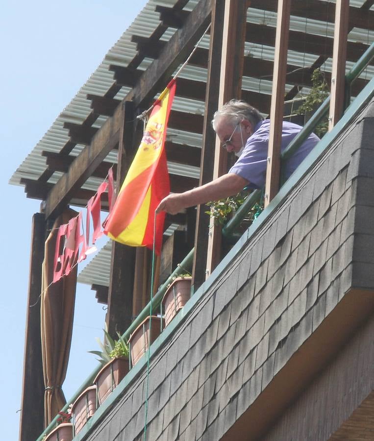 Los sanitarios atienden al sujeto, que ha permanecido más de cuatro horas en su terraza del barrio de Delicias empuñando las armas y efectuando disparos al aire